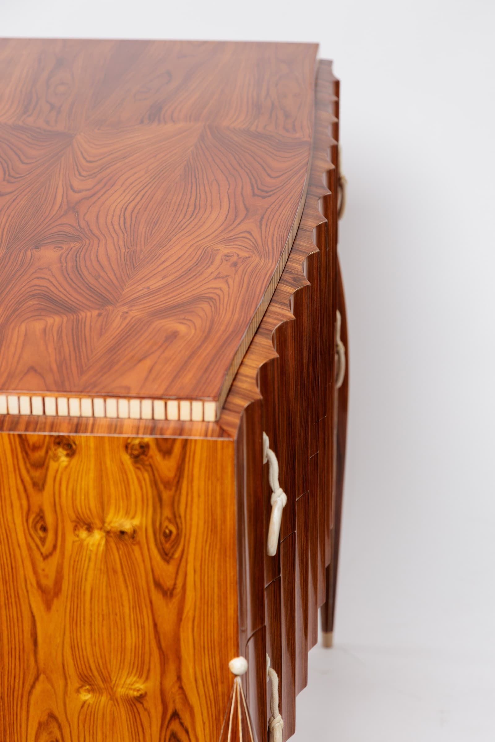Commode ornée marquetée