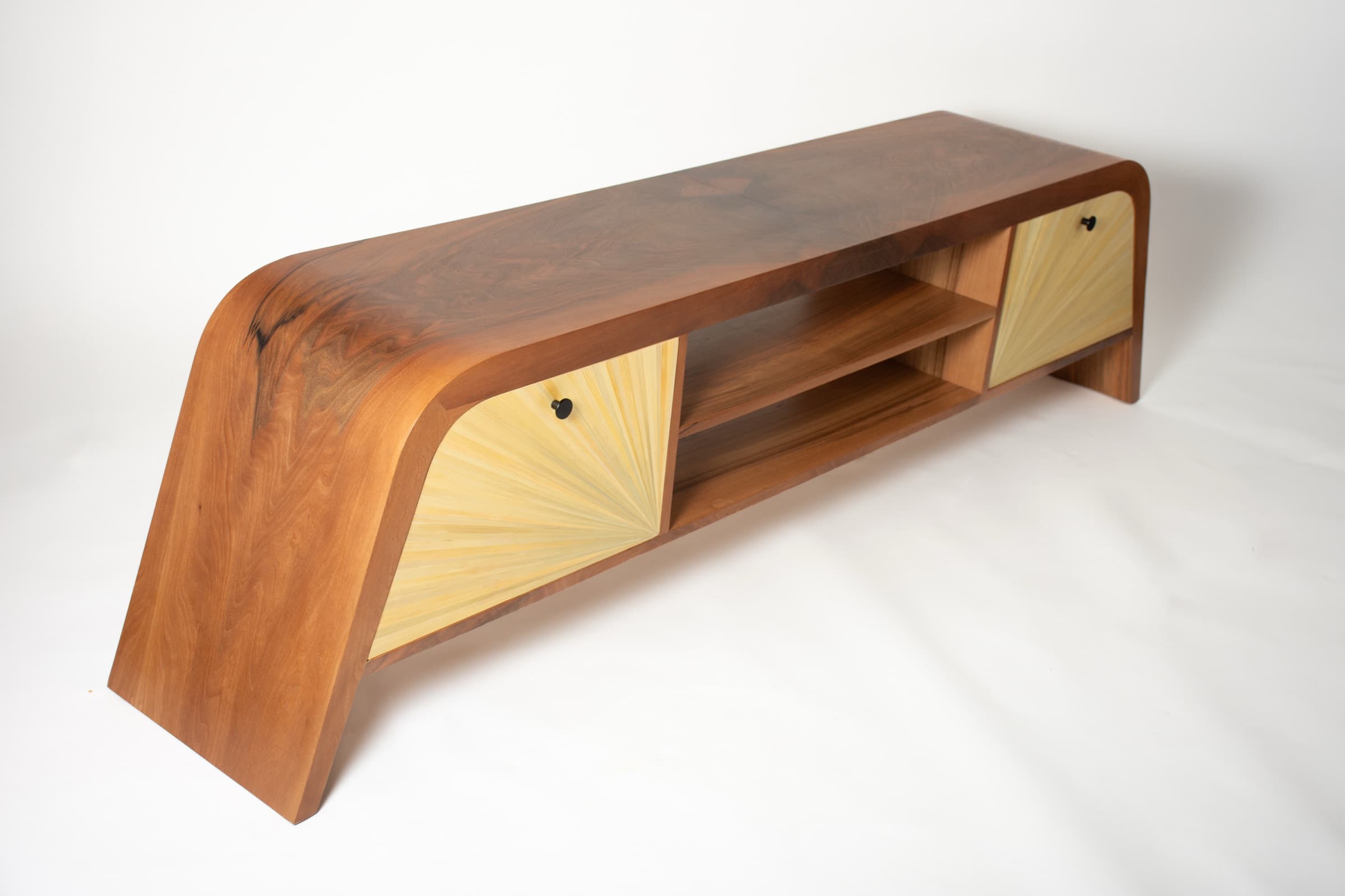 Buffet en noyer contemporain