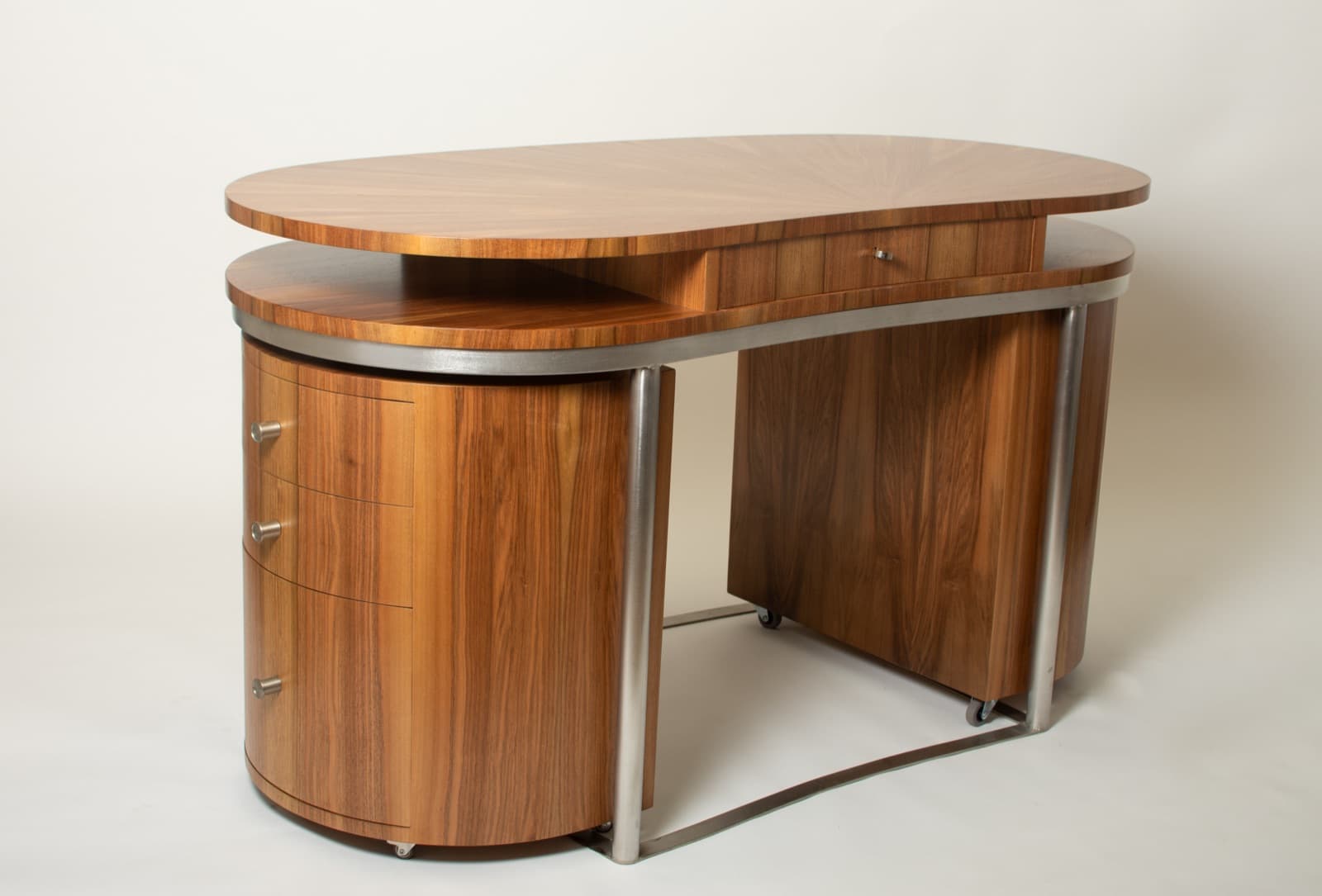 Bureau en noyer massif