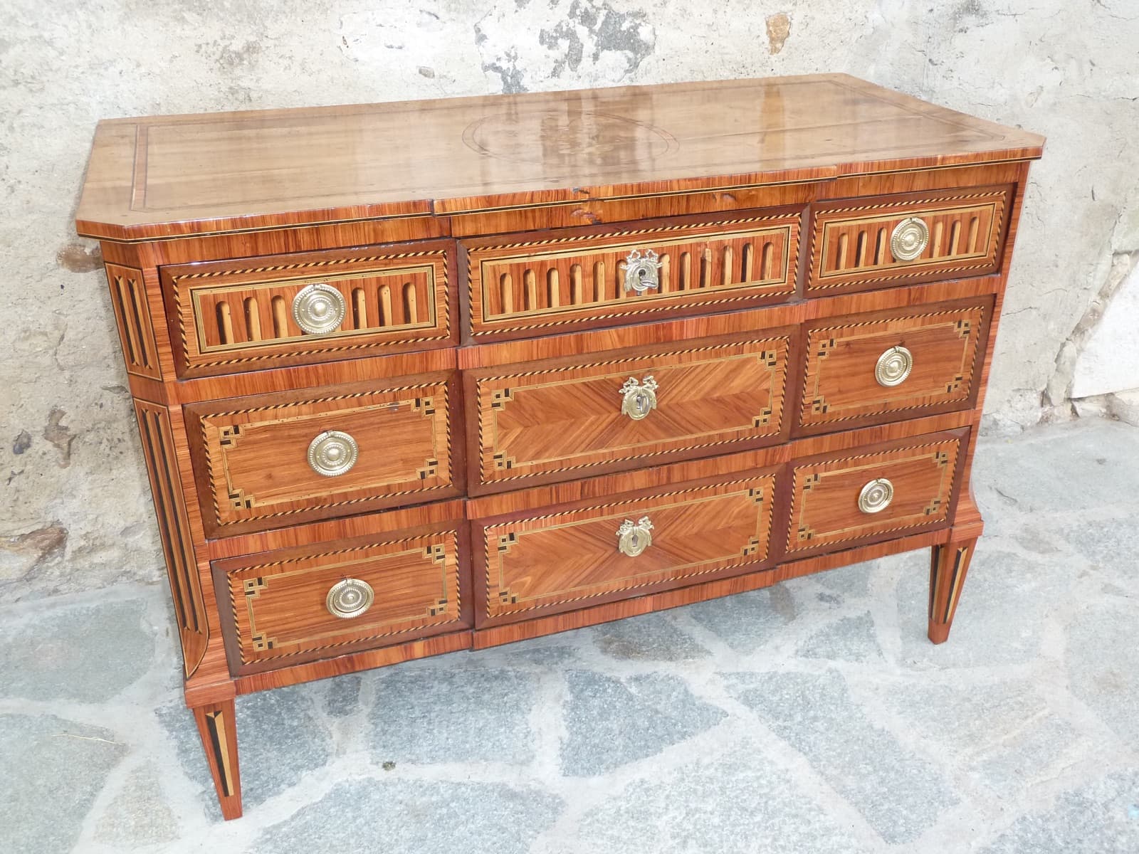 Commode marquetée après restauration