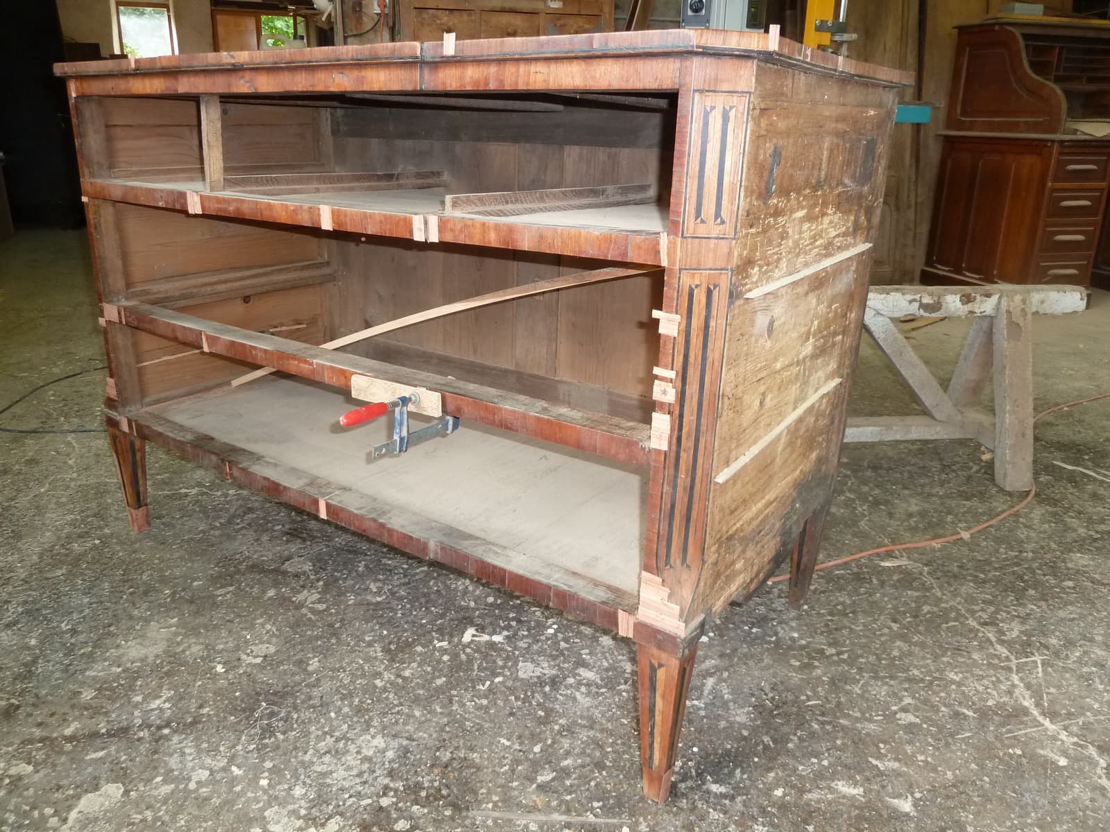 Commode marquetée avant restauration